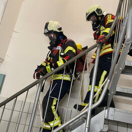 Gemeinsam üben gemeinsam Prüfungen meistern Zum 18. Mal wird am kommenden Wochenende 19. 20. April 2024 der Atemschutzleistungsbewerb der Oberpfalz abgenommen dieses Mal bei der feuerwehr mitterteich.Auch ein Trupp 5 f8481