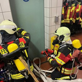 Gemeinsam üben gemeinsam Prüfungen meistern Zum 18. Mal wird am kommenden Wochenende 19. 20. April 2024 der Atemschutzleistungsbewerb der Oberpfalz abgenommen dieses Mal bei der feuerwehr mitterteich.Auch ein Trupp dd9e2